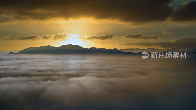 日出时在雾中飞行和观看。Serra de Segària, Monte Pego, Denia, Les Deveses, El Verger